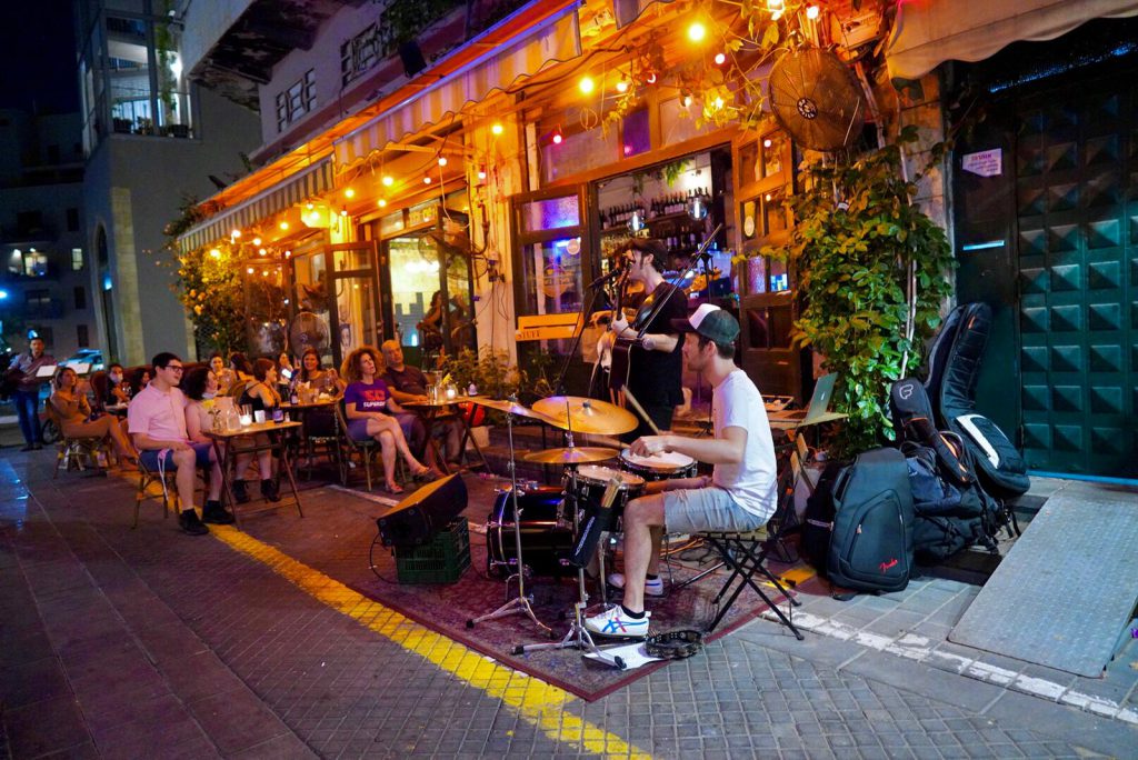 מתאווררים - אמנים מופיעים בבתי קפה ומסעדות. צילום אילן ספירא