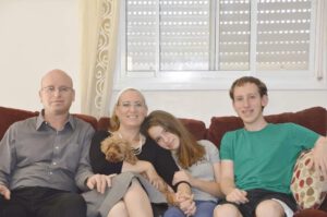 עמית ואריק בראון והילדים, צילום: משפחת בראון