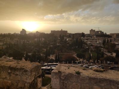 שקיעה מעל טיילת החומות בירושלים. צילום פמי
