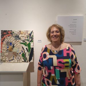 נטע ענבר סבן ליד יצירה שלה המוצגת בתערוכה, צילום: יהורם גלילי