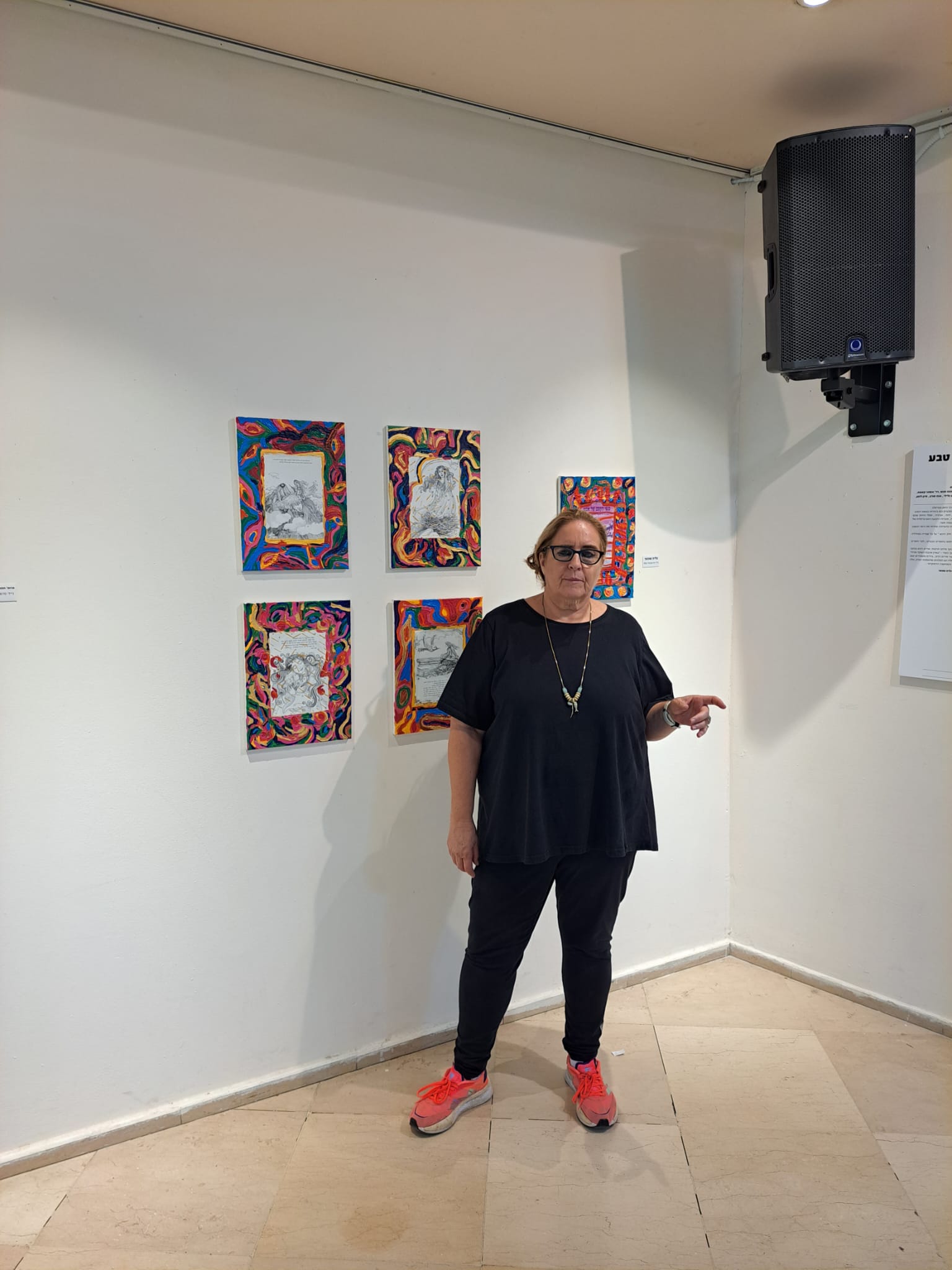 גליה שכטר ליד יצירותיה בתערוכה, צילום: פרטי