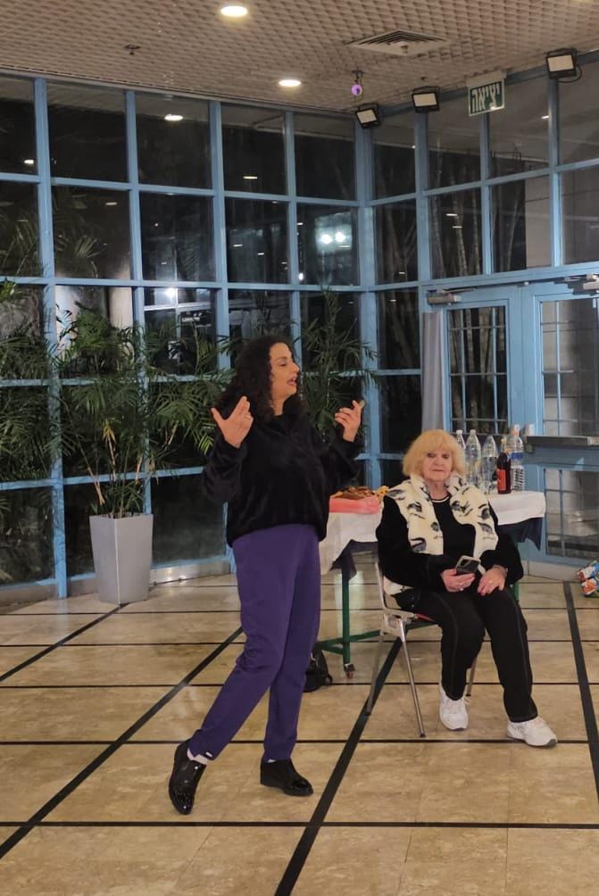 להביע רגשות באמצעות ציורים אקספרסיביים ונאיביים